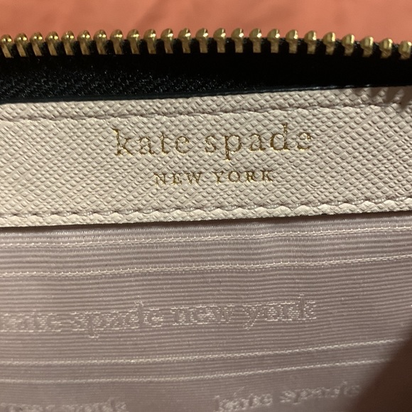 Morgan Small Compact Wallet
Kate Spade black leather wallet
3.75"h x 4"w x1.3" - Picture 5 of 7